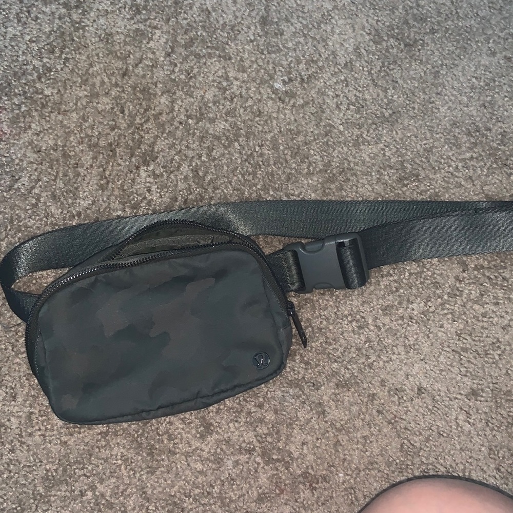 Lululemon Everywhere Belt bag